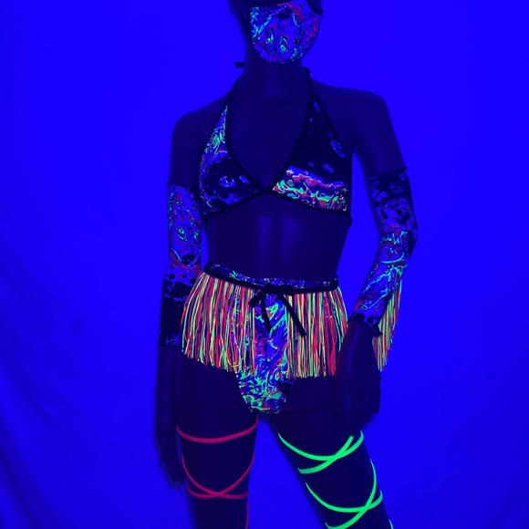 Eight piece UV black light reactive set - Picture 7 of 7